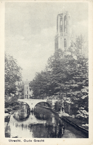 1682 Gezicht op de Oudegracht Tolsteegzijde te Utrecht met op de voorgrond de Gaardbrug en op de achtergrond de Domtoren.